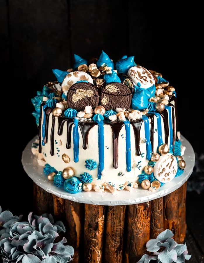 کیک تولد شکلاتی با تم آبی