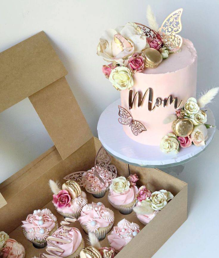 کیک روز مادر با تزئینات گل و کاپ کیک های زیبا
