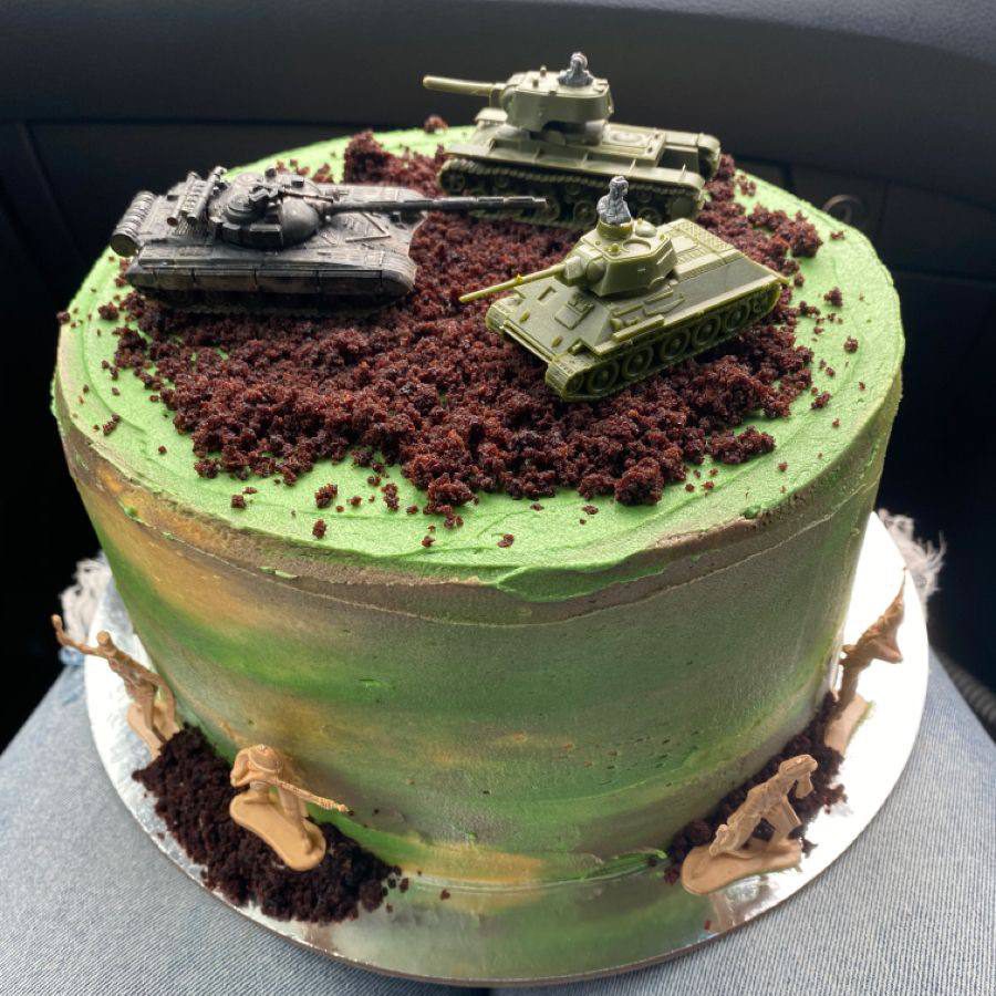 کیک سربازی با نمادهای اسلحه و تانک